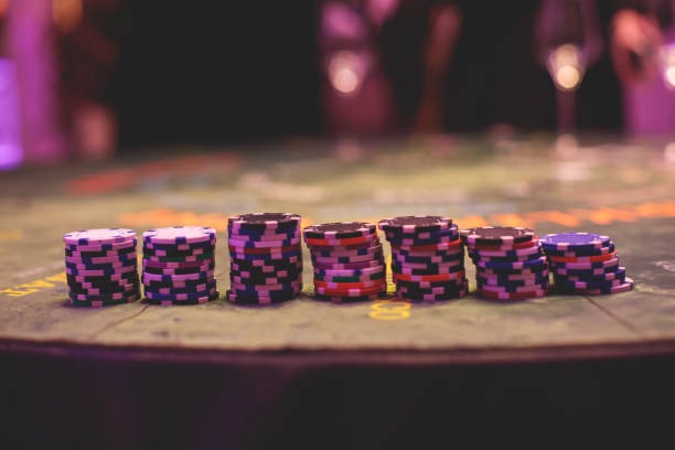 Live dealer table gameplay with professional card dealer